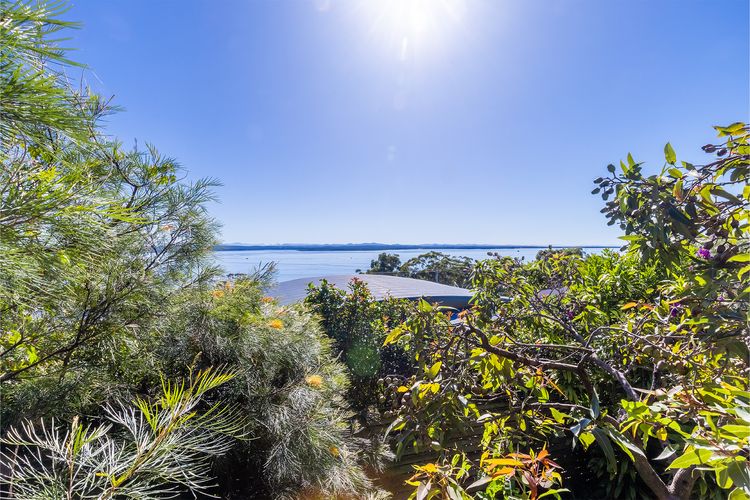 High View, 23 Wollomi Ave – perfect coastal getaway,  with stunning water views and WIFI