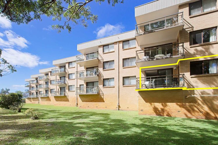 Intrepid, 1/3 Intrepid Close – Amazing views of Shoal Bay, only 100m from the Beach