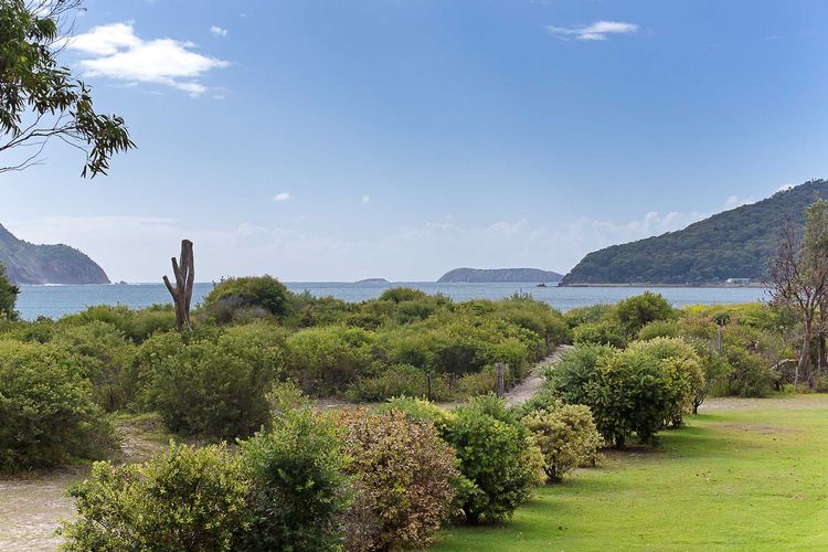 Intrepid, 1/3 Intrepid Close – Amazing views of Shoal Bay, only 100m from the Beach