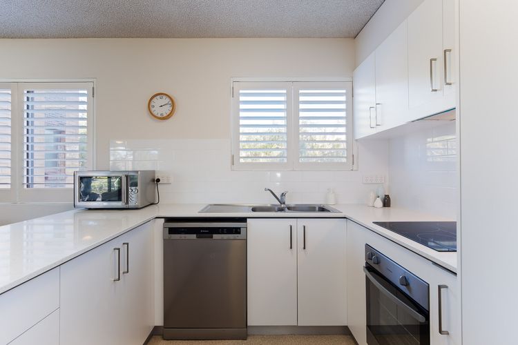 Intrepid, 1/3 Intrepid Close – Amazing views of Shoal Bay, only 100m from the Beach