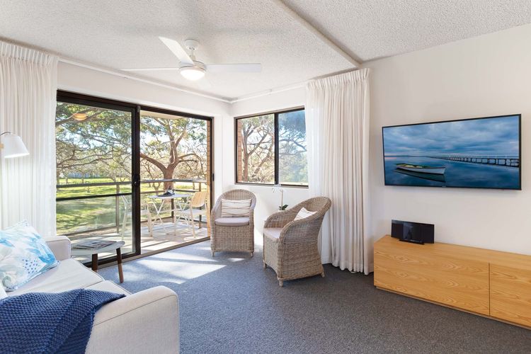 Intrepid, 1/3 Intrepid Close – Amazing views of Shoal Bay, only 100m from the Beach