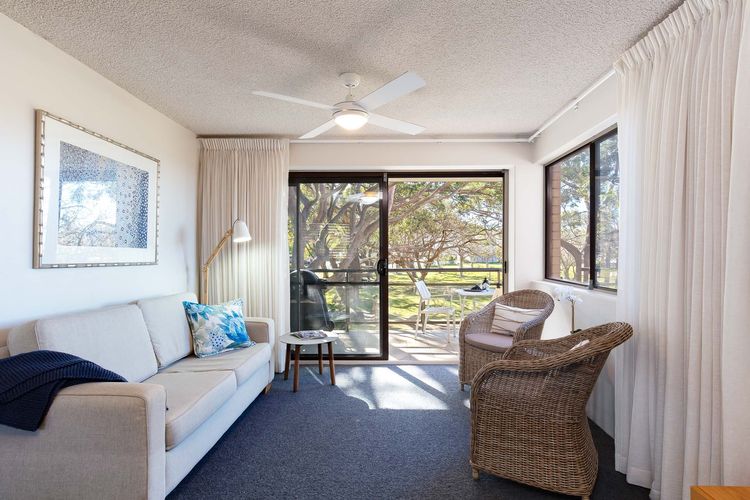 Intrepid, 1/3 Intrepid Close – Amazing views of Shoal Bay, only 100m from the Beach