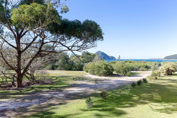 Intrepid, 1/3 Intrepid Close – Amazing views of Shoal Bay, only 100m from the Beach