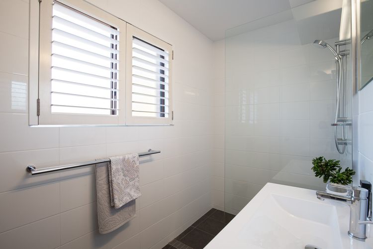 Intrepid, 1/3 Intrepid Close – Amazing views of Shoal Bay, only 100m from the Beach