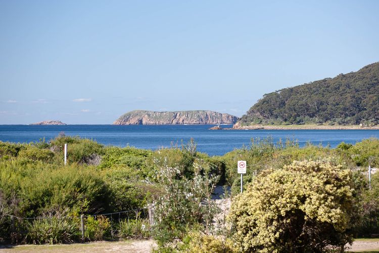 Intrepid, 1/3 Intrepid Close – Amazing views of Shoal Bay, only 100m from the Beach