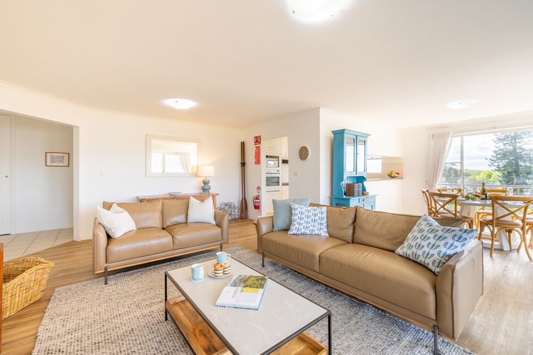 Albacore 6, 12-14 Ondine Close – waterfront, pool, lift & views