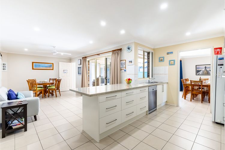 The Bay House, 48 Government Road Shoal Bay– 5 bedroom holiday home with Wi-Fi & Foxtel