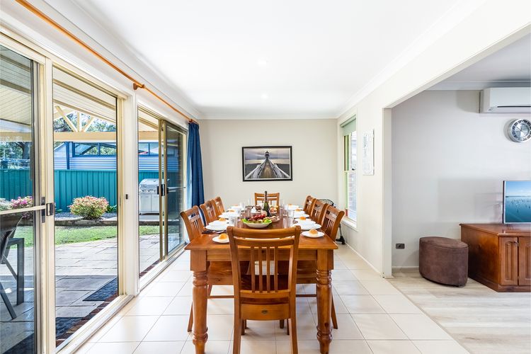 The Bay House, 48 Government Road Shoal Bay– 5 bedroom holiday home with Wi-Fi & Foxtel