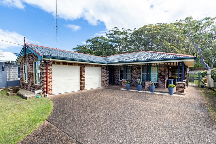 The Bay House, 48 Government Road Shoal Bay– 5 bedroom holiday home with Wi-Fi & Foxtel
