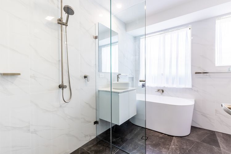 The Bay House, 48 Government Road Shoal Bay– 5 bedroom holiday home with Wi-Fi & Foxtel