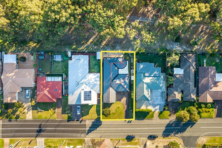 The Bay House, 48 Government Road Shoal Bay– 5 bedroom holiday home with Wi-Fi & Foxtel