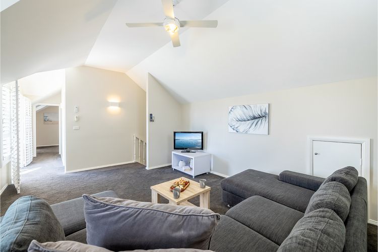 43 Squire Street, Fingal Bay