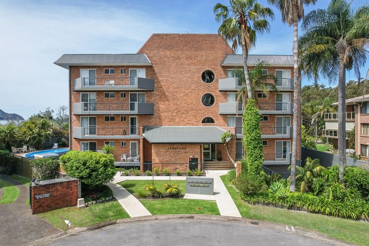 Albacore 1, 12-14 Ondine Close – waterfront, pool, lift & views