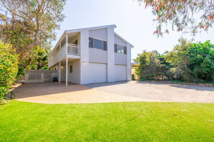 The Birubi Beach House, 11 Campbell Ave – Close to the beach, pet friendly holiday home