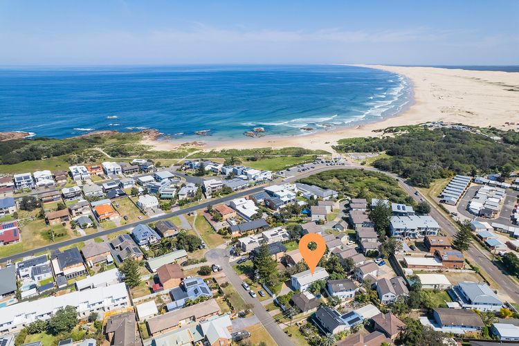 The Birubi Beach House, 11 Campbell Ave – Close to the beach, pet friendly holiday home