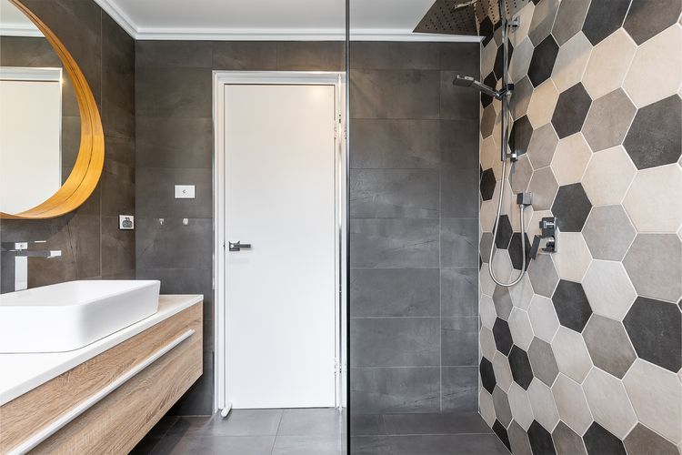 Veronica Court 2, 4 Weatherly Cl – Between Little Beach & Shoal Bay Beach, WiFi & Aircon