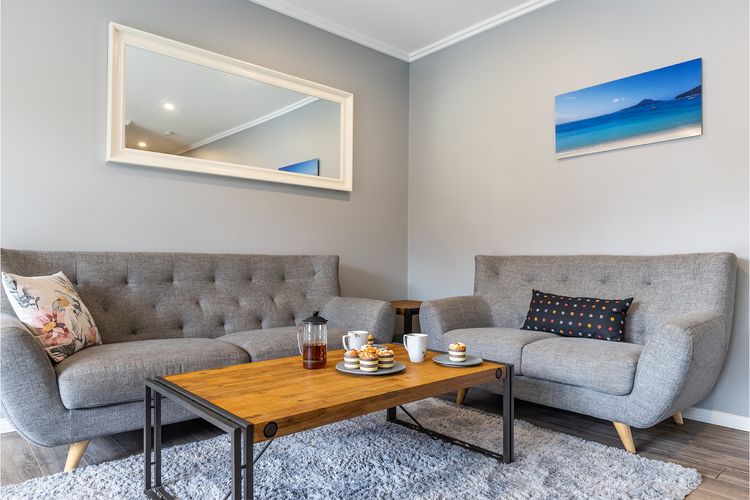 Veronica Court 2, 4 Weatherly Cl – Between Little Beach & Shoal Bay Beach, WiFi & Aircon