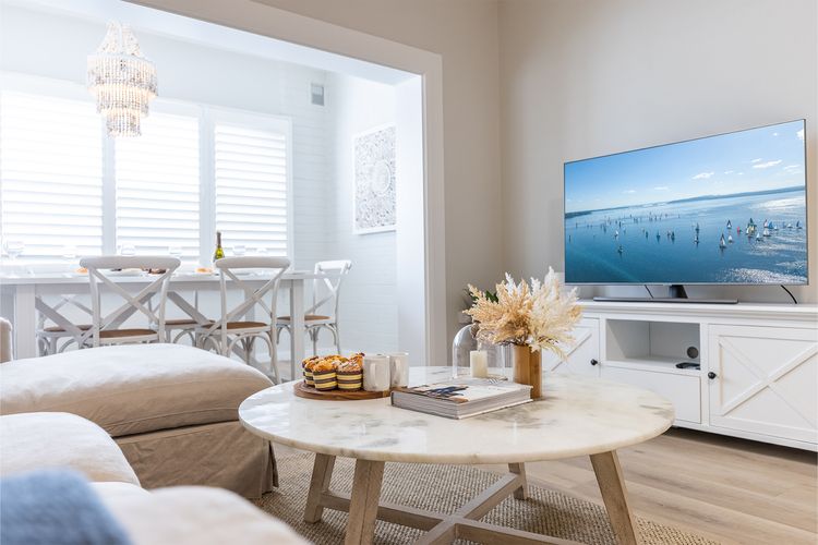 Louisa Court, 2/49 Donald St – Beautifully furnished unit in the heart of town with air con and Wi-Fi