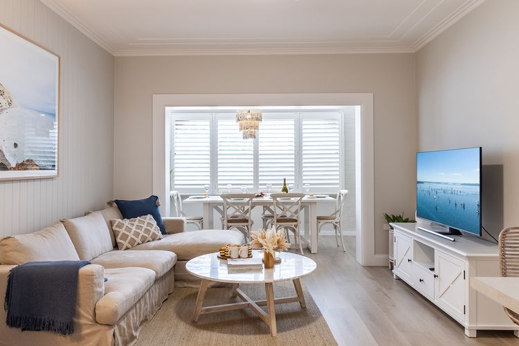Louisa Court, 2/49 Donald St – Beautifully furnished unit in the heart of town with air con and Wi-Fi