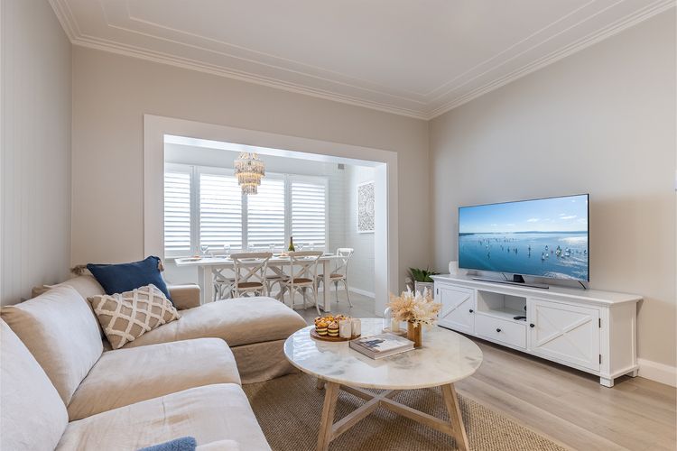 Louisa Court, 2/49 Donald St – Beautifully furnished unit in the heart of town with air con and Wi-Fi