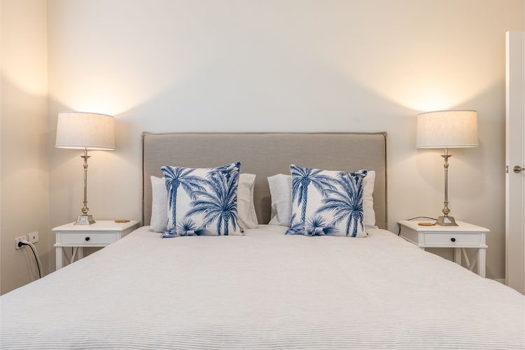 Louisa Court, 2/49 Donald St – Beautifully furnished unit in the heart of town with air con and Wi-Fi