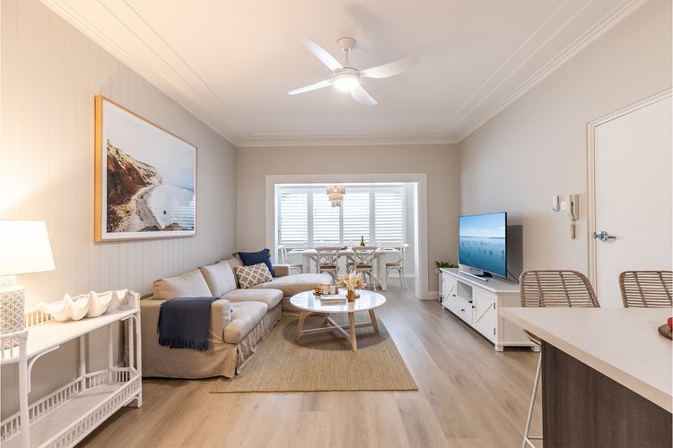 Louisa Court, 2/49 Donald St – Beautifully furnished unit in the heart of town with air con and Wi-Fi