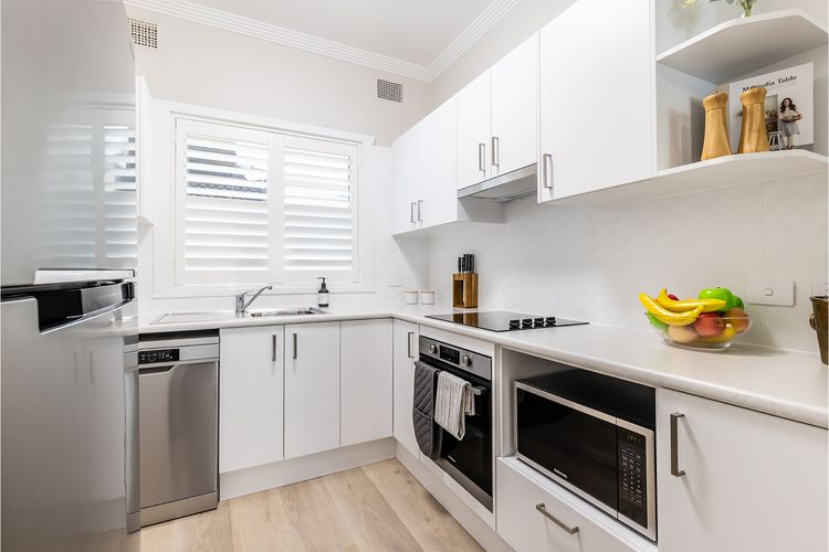 Louisa Court, 2/49 Donald St – Beautifully furnished unit in the heart of town with air con and Wi-Fi
