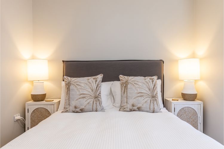 Louisa Court, 2/49 Donald St – Beautifully furnished unit in the heart of town with air con and Wi-Fi