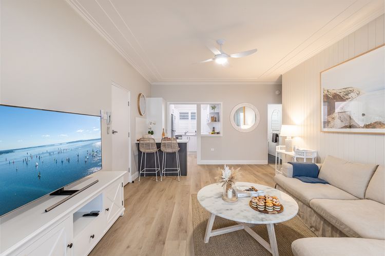 Louisa Court, 2/49 Donald St – Beautifully furnished unit in the heart of town with air con and Wi-Fi