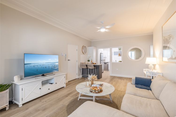 Louisa Court, 2/49 Donald St – Beautifully furnished unit in the heart of town with air con and Wi-Fi