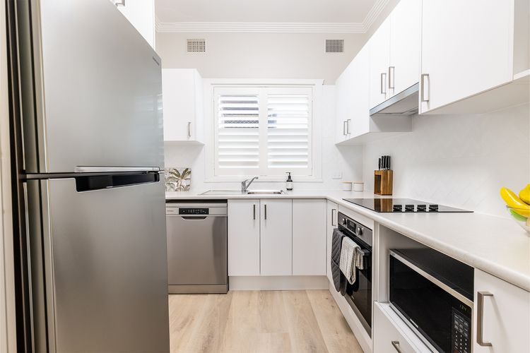 Louisa Court, 2/49 Donald St – Beautifully furnished unit in the heart of town with air con and Wi-Fi
