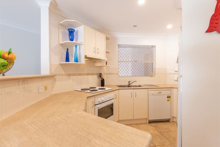 Kristie Court 2, 7 Weatherly Cl close to the beach with WiFi
