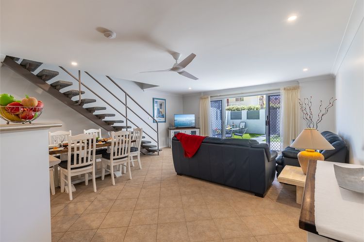 Kristie Court 2, 7 Weatherly Cl close to the beach with WiFi