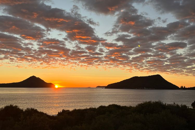 Ocean Shores, 12/27 Weatherly Cl – Waterfront Unit with Sensational Water Views, NBN Internet (WIFI) & Air Conditioning