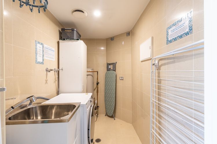 Dolphin Cove 8, 2-6 Government Rd – Air conditioning, Wi-Fi, lift, secure parking and close to town