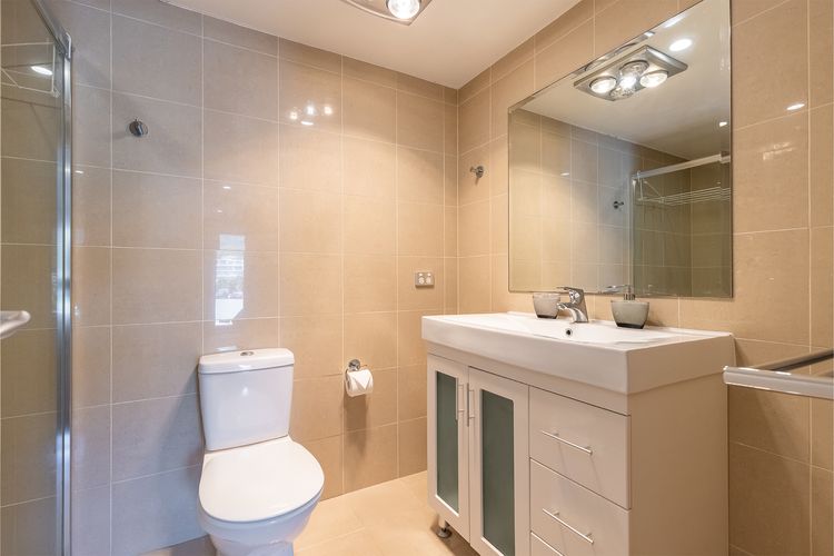 Dolphin Cove 8, 2-6 Government Rd – Air conditioning, Wi-Fi, lift, secure parking and close to town