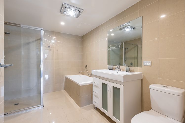Dolphin Cove 8, 2-6 Government Rd – Air conditioning, Wi-Fi, lift, secure parking and close to town