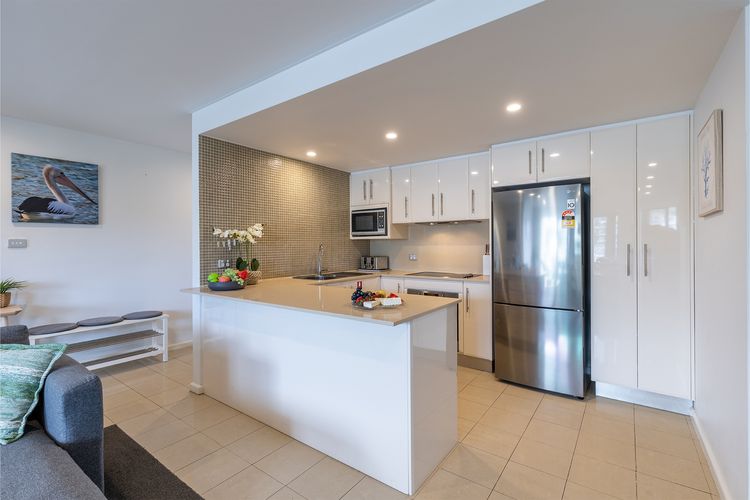 Dolphin Cove 8, 2-6 Government Rd – Air conditioning, Wi-Fi, lift, secure parking and close to town