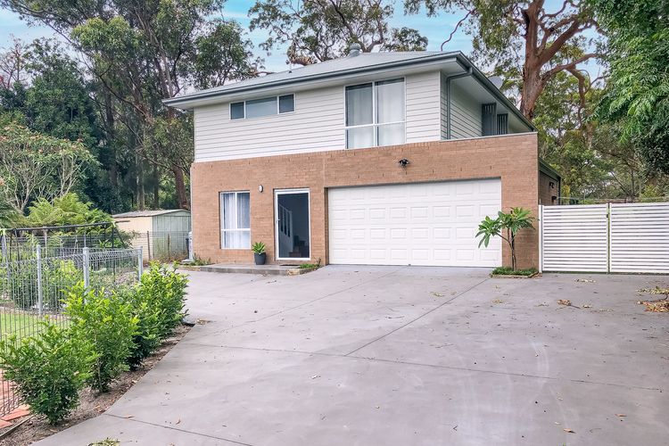 34a Lawson St – Spacious 4 bedroom house with ducted air con and wi-fi, backing onto Nelson Bay Golf Course