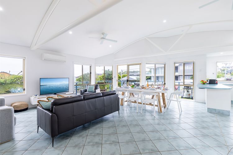 Baia Villa air con WiFi and views of Fingal Beach