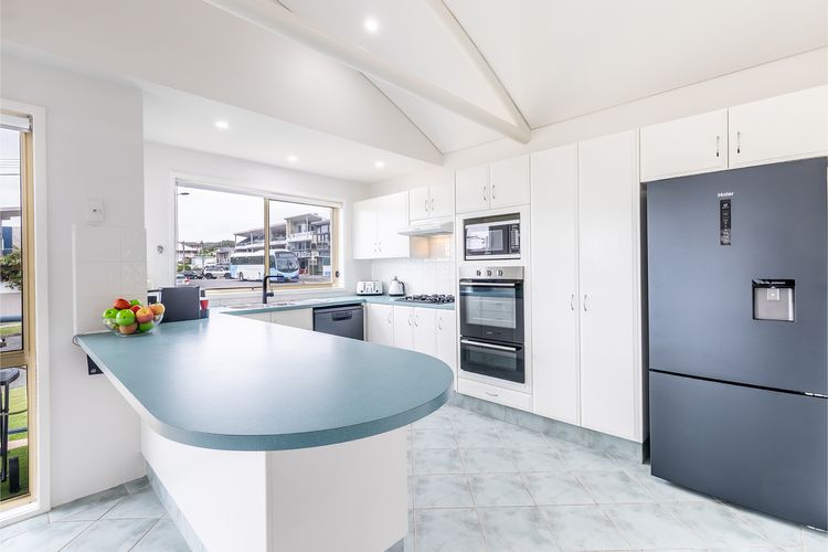 Baia Villa air con WiFi and views of Fingal Beach