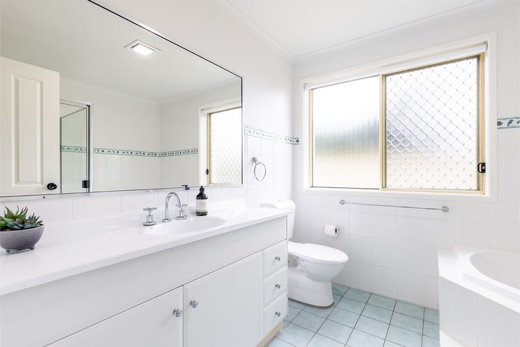 Baia Villa air con WiFi and views of Fingal Beach