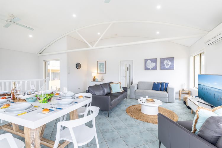 Baia Villa air con WiFi and views of Fingal Beach