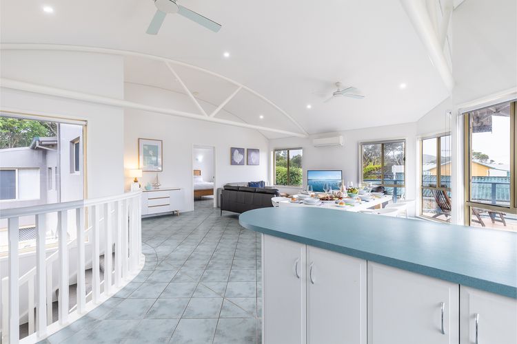 Baia Villa air con WiFi and views of Fingal Beach