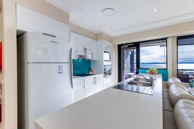 Florentine 13, 11 Columbia Close -fabulous unit with air con, wifi, pool, lift and waterviews