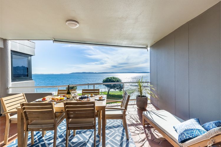 Florentine 13, 11 Columbia Close -fabulous unit with air con, wifi, pool, lift and waterviews