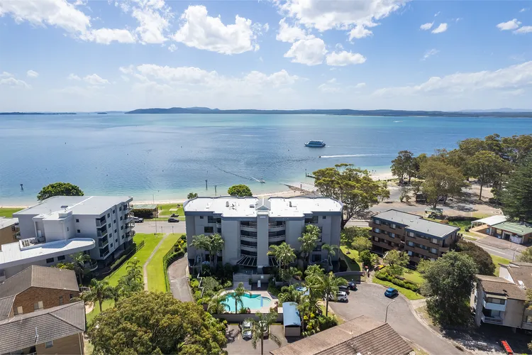 Florentine 13, 11 Columbia Close -fabulous unit with air con, wifi, pool, lift and waterviews