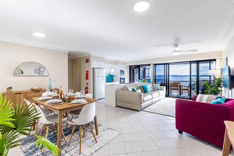 Florentine 13, 11 Columbia Close -fabulous unit with air con, wifi, pool, lift and waterviews