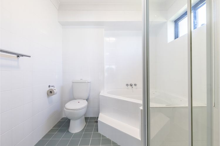 Florentine 13, 11 Columbia Close -fabulous unit with air con, wifi, pool, lift and waterviews