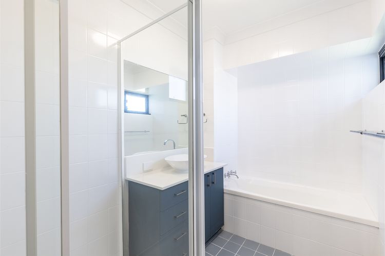 Florentine 13, 11 Columbia Close -fabulous unit with air con, wifi, pool, lift and waterviews